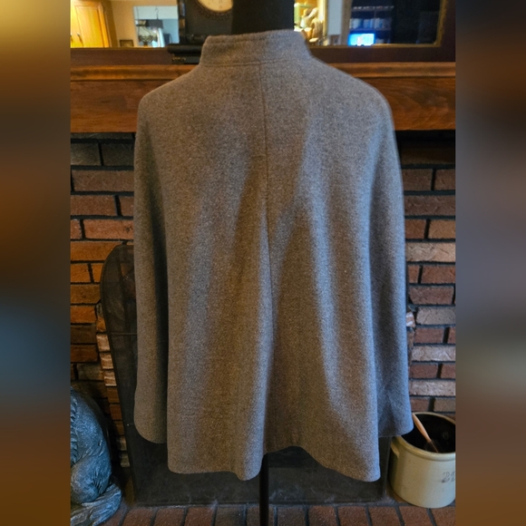 Cape - Picture 4 of 6